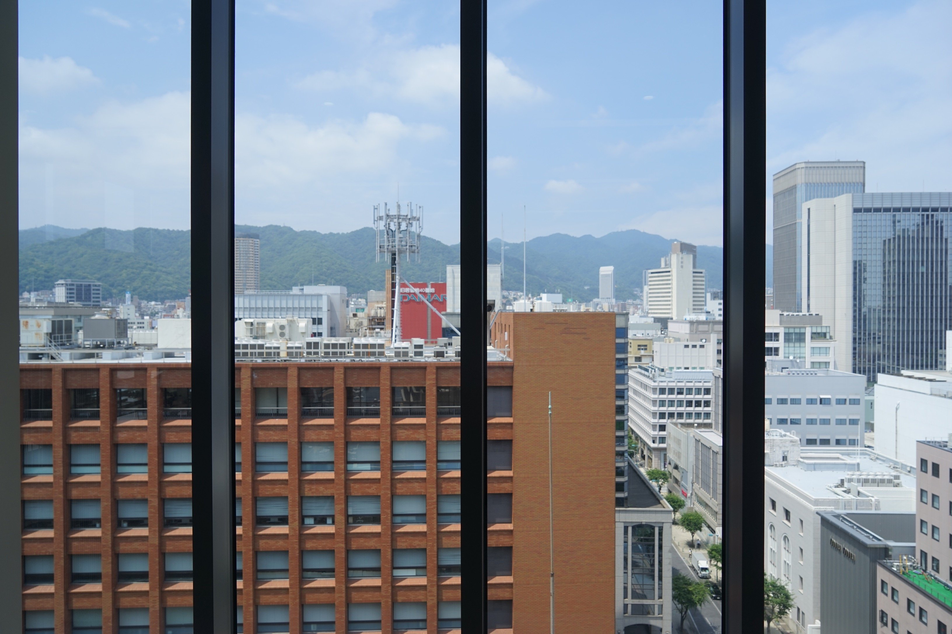 会議室から見た神戸の山々