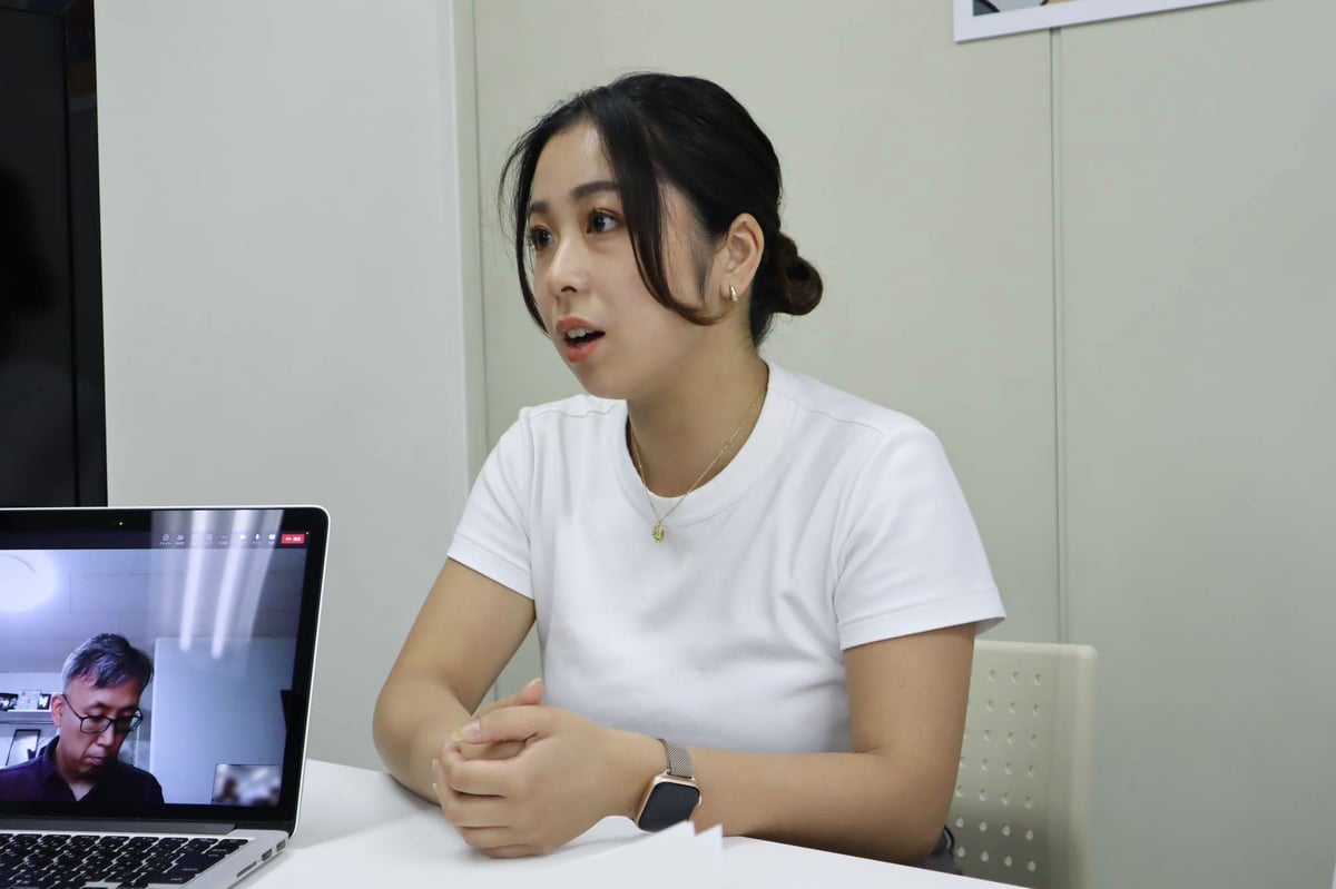 ネクストページ担当者（堤様）によるディレクション業務についての説明シーン
