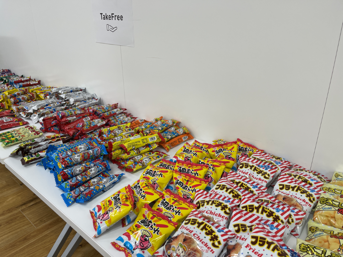 MTDDC Meetup TOKYO 2023でのお菓子のお配りの様子
